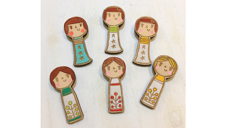 〈メリーメリークリスマスランド〉こけしちゃんブローチ